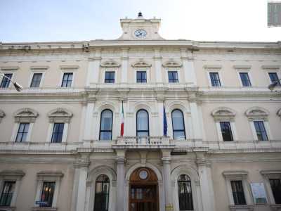 La Camera di Commercio venne innalzata su tre piani compreso quello basamentale, il quale fu impostato su pianta quadrangolare con un ingresso per ciascuna delle quattro facciate